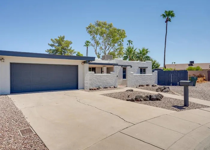 Holiday home W/ Pool, Near Golf, Hiking & More!