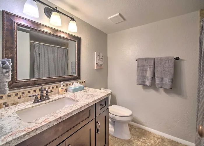 Holiday home W/ Pool, Near Golf, Hiking & More!